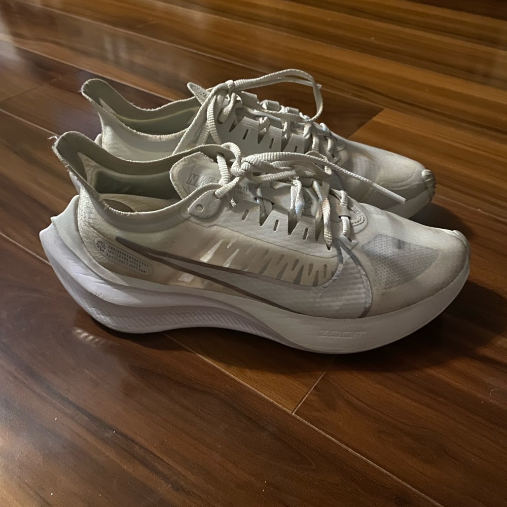 Nike zoom gravity running shoes